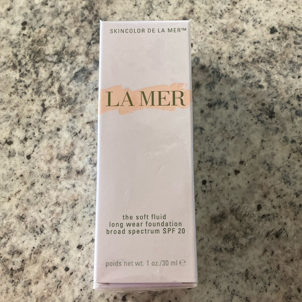 LA MER Soft Fluid Foundation SPF 20 - #180 Linen